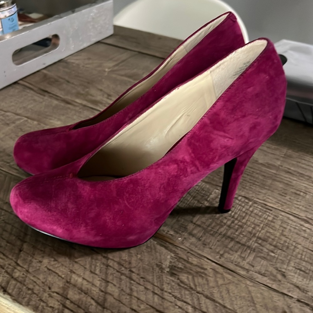 New Nine West heels size 9 burgundy color